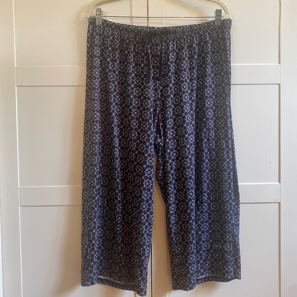 White Orchid Short Sleeve Geometric Capri Pajama Set - Picture 7 of 8